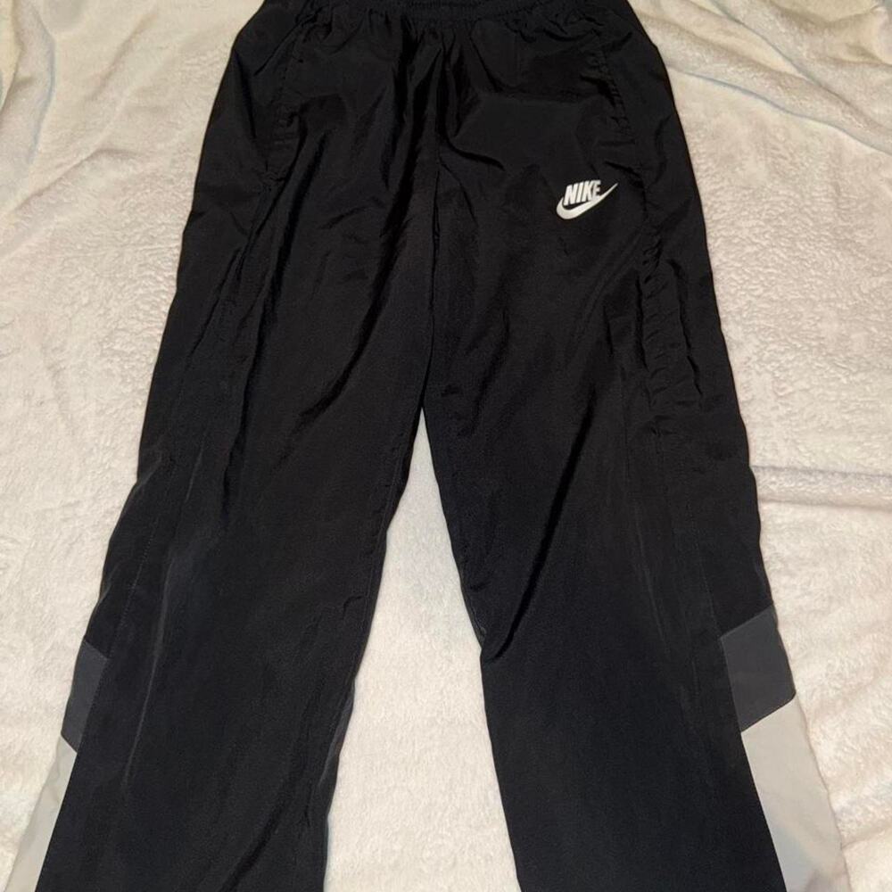 Boys size small nike black